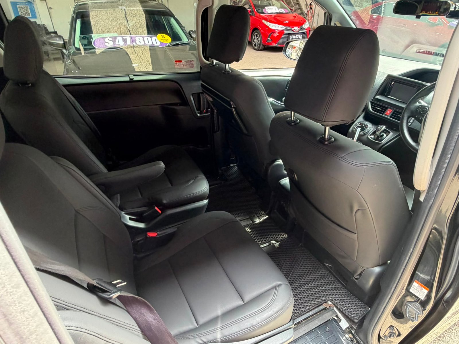 Toyota Noah Hybrid 1.8X photo 8